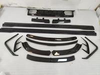 Kit carrosserie MSY Style en fibre de carbone sèche pour Rolls-Royce Ghost : Lame avant, jupes latérales, diffuseur arrière, aileron arrière et aileron de capot.