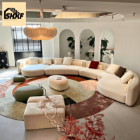 Canapé modulaire en bouclettes courbées, design modulaire, coussins texturés, silhouette arrondie, salon, villa, intérieurs d'hôtellerie