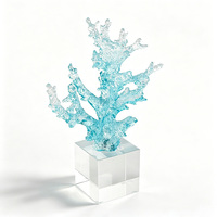 Sculpture de femme en résine transparente bleue avec base carrée transparente, modélisation artistique à la main