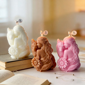 Bougie artisanale en cire de soja sculptée, représentant une femme et un loup, pour la décoration artistique de la maison et de la table - Product Image 3