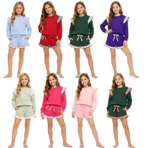 Ensemble tendance pour bébés filles : Haut à manches longues en coton biologique et élasthanne imprimé sur mesure, avec poches, et short en soie de lait douce – Style vacances - Product Image 1