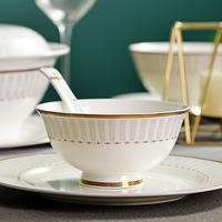 Service de table haut de gamme en porcelaine fine européenne, motif rayures verticales en relief, avec bord doré, pour la maison, les mariages, les fêtes et l'usage quotidien