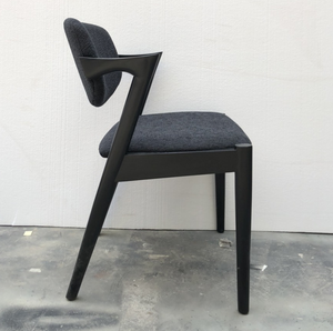 Rembourrage gris et finition noire Chaises de salle à manger du milieu du siècle Chaise de salle à manger moderne confortable en forme de Z Chaise de salle à manger Kalli élégante - Product Image 2