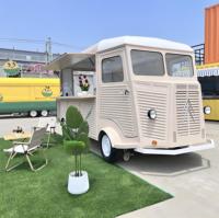 Camión de Comida Rústico Convertido en Remolque para Caballos con Estación de Parrilla y Fregadero, Cocina Móvil Estilo Granja para Rodeos y Ferias Rurales