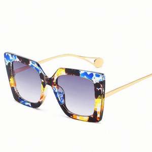 Vente en gros de lunettes de soleil surdimensionnées personnalisées vintage de luxe à fleurs imprimées, lunettes de soleil carrées grandes UV400 pour femmes - Product Image 3