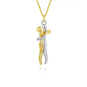 Coppia esplosiva abbraccia collana in acciaio inossidabile ciondolo a due colori gioielli squisiti per inviare colletto regalo fidanzata - Product Image 1