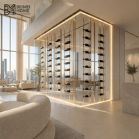 Meuble à vin sur mesure pour toute la maison, avec porte vitrée et tiroirs, intégré dans la salle à manger