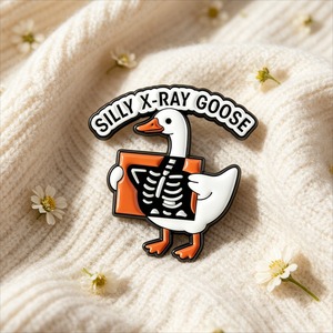 Broche drôle en alliage de zinc en forme d'oie radiographiée, accessoire amusant sur le thème médical pour infirmière et radiologue, cadeau - Product Image 2