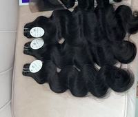 Cheveux naturels ondulés de qualité supérieure, meilleur prix, boucles caribéennes, boucles birmanes, boucles indiennes, ondulations naturelles, lisses comme des baguettes, style très demandé, directement de l'usine