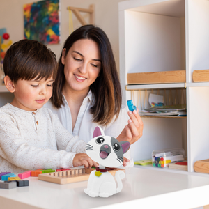 Bobblehead – Gato Blanco con Parche Gris, un Animal Lindo y Juguetón, Perfecto para el Tablero de tu Auto, la Oficina o la Decoración del Hogar - Product Image 3