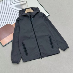 Veste coupe-vent légère personnalisée avec logo 2026 pour hommes, respirante, coupe-vent et imperméable, idéale pour la course à pied sur la plage, à porter avec des ensembles de survêtements - Product Image 4