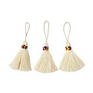 Pendentif décoratif en coton fait main avec pompons et perles, style bohème, thème plantes/fleurs, décoration murale pour entrée de maison ou porte. - Product Image 1