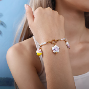 Galerie de peintures céramiques |   Perles en céramique peintes à la main avec breloques en acier inoxydable plaqué or PVD 18 carats pour enfants – Tendance DIY - Product Image 5