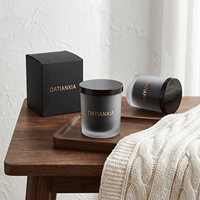 Vente en gros de bougeoirs en métal noir mat personnalisés de luxe, vides, avec des pots à bougies en verre givré et des couvercles en bambou colorés