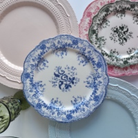 Assiettes de présentation en porcelaine vintage élégantes à motif floral pour mariage, avec bordure fleurie, pour la location événementielle