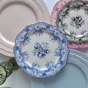 أطباق عشاء سيراميك كلاسيكية بتصميم زهري أنيق، أطباق شاحن زفاف من البورسلين بحافة زهور لتأجير الفعاليات - Product Image 2