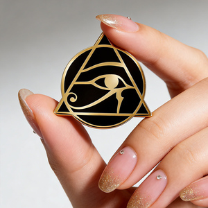 Pin de Solapa Personalizado de Alta Calidad con Ojo de Horus Egipcio, Acabado Negro Dorado Misterioso, Diseño de Esmalte Popular al por Mayor, Hecho para Durar - Product Image 1