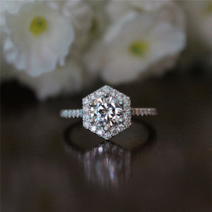 Anello di Fidanzamento in Zircone Tono Platino per Donne, Elegante Gioiello da Dito per Proposta e Matrimonio - Product Image 1