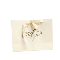 Kledingkartonnen winkelzakken met opdruk van aangepast logo, luxe cadeauverpakkingen van papier met handvat en lint