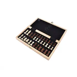 Set di giochi da tavolo magnetici pieghevoli in legno da 12 ''in vendita con slot di stoccaggio in EVA per pezzi di scacchi
