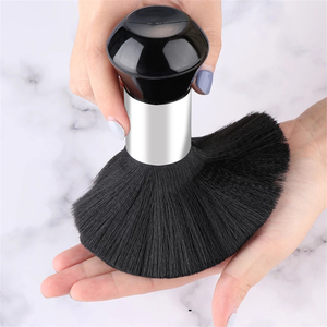 Spazzola Nera per Pulizia Collo e Capelli, Accessorio per Barbiere con Manico in Plastica da 13,5 cm - Product Image 3