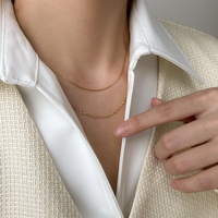 Collier Bowei pour femme avec design à double couche et plaque torsadée