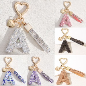 Portachiavi all'ingrosso con ciondolo a forma di lettera A-Z, interamente tempestato di strass, scintillante e colorato, in pelle bianca con strass. - Product Image 1