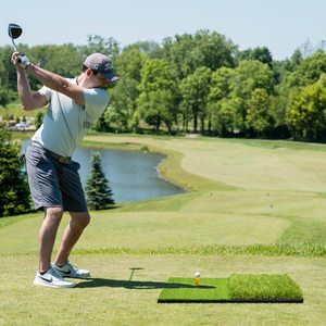 Tapete de Práctica de Golf Plegable y Resistente con Base de Goma EVA para Práctica de Swing y Chipping en Interiores y Exteriores - Product Image 3