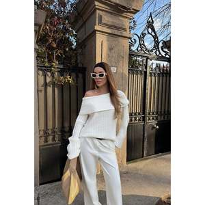 Cárdigan de punto blanco con cuello Madonna para mujer, suéter casual de otoño, top corto con logo frontal a la moda, estampado para ropa de club - Product Image 3