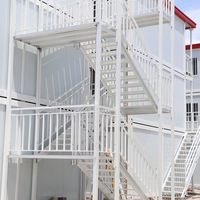 Bâtiment modulaire préfabriqué multi-étages en conteneurs, structure en acier robuste, solutions de bureaux et d'appartements, résistant au vent