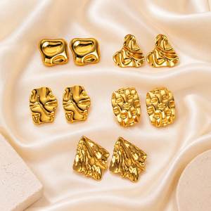 Boucles d'oreilles tendance en acier inoxydable plaqué or 18 carats, motif cœur en métal, imitation perle, non décolorantes, délicates, style lave irrégulière - Product Image 6