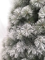 Sapin de Noël artificiel à aiguilles longues et givrées, avec des grappes de pin denses, pour une décoration intérieure hivernale
