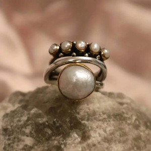 Anello Vintage in Argento Anticato a Tre Strati con Croce e Perle Finte Rotonde - Product Image 3