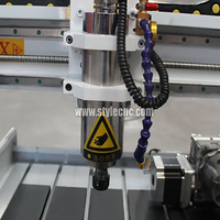 Routeur CNC de bureau d'entrée de gamme avec table rotative à 4 axes