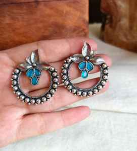 Boucles d'oreilles Chandbalis florales argentées avec pierre Boucles d'oreilles oxydées avec perles suspendues pour femmes et filles Bijoux parfaits - Product Image 4