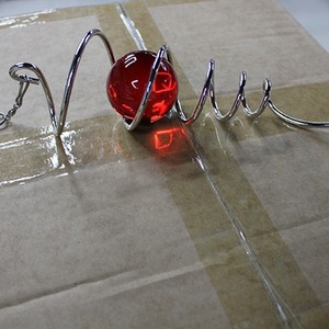 Adorno de campanilla de viento en espiral de metal QG con bola de cristal colorida para decoración del hogar - Product Image 4