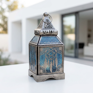 Lanterne à bougie marocaine en métal noir antique avec verre coloré pour la décoration de la maison - Product Image 1