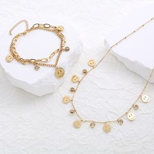 Conjunto de Collar y Pulsera de Oro para Mujer, Diseño Exclusivo, Moderno, Multicapa, con Dijes Finos Inspirados en Diamantes y Caras Sonrientes Rojas - Product Image 4
