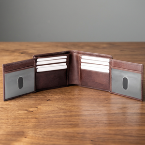 Portefeuille court pour homme ADORA en cuir véritable marron, RFID, multi-usages, quatre volets, personnalisable, 8 emplacements pour cartes de crédit, 1 compartiment pour billets, polyester - Product Image 2