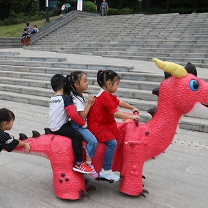 Motocicleta eléctrica de dinosaurio en el parque de atracciones infantil - Product Image 3