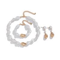 SongYi Vintage Ensemble de perles françaises en acier inoxydable plaqué or 18 carats Collier et bracelets baroques blancs pour femme pour anniversaire