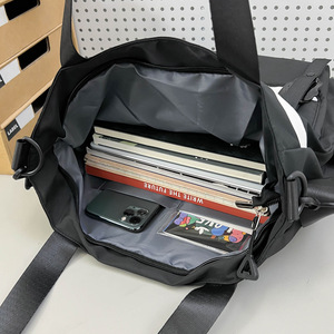 Sac à bandoulière en nylon au design unique et tendance pour hommes, femmes et étudiants du collège, avec couleurs contrastées, style workwear, multi-usages - Product Image 4