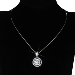 Collana con ciondolo rotondo classico per donna, gioielli di moda in stile europeo americano - Product Image 1