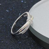 Vente en gros de bague en argent 925 avec pierres précieuses pour femmes, géométrie tendance, opale de feu blanche, zircon carré avec incrustation de griffes pour fêtes de fiançailles