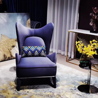 Fauteuil de luxe avec pieds en bois, revêtement en cuir, fauteuil lounge moderne