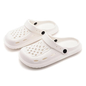 Alta calidad fábrica al por mayor verano clásico hombres y mujeres sandalias suela gruesa antideslizante agujero zapatos playa EVA Casual zuecos - Product Image 5