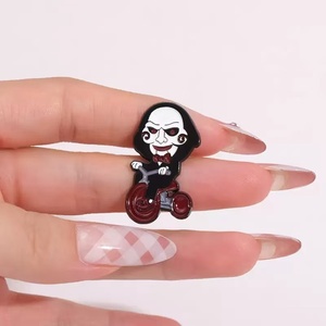 Broche de Metal único con temática de dibujos animados de Funky Joker para decoración de Atuendo para la graduación de Halloween del Día Nacional de Navidad - Product Image 4