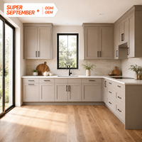 Meuble de cuisine en kit, style Shaker crème, avec quincaillerie dorée, îlot de cuisine en marbre pour petits espaces