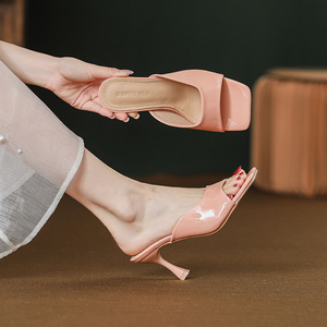 Sandalias de tacón de aguja con una sola tira de charol de lujo sofisticado con punta abierta para mujer, Colección Primavera-Verano 2026 - Product Image 1