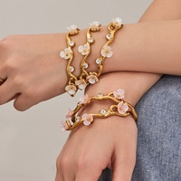 Bracelet manchette ouvert en acier inoxydable, motif floral irrégulier ondulé, émail rose, forme C, bijoux fantaisie, vente en gros, nouvelle collection 2026